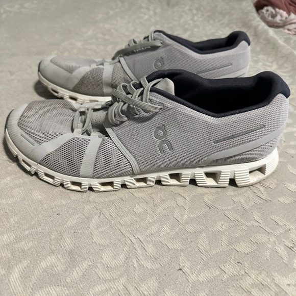 Mens on running shoes - Picture 1 of 7